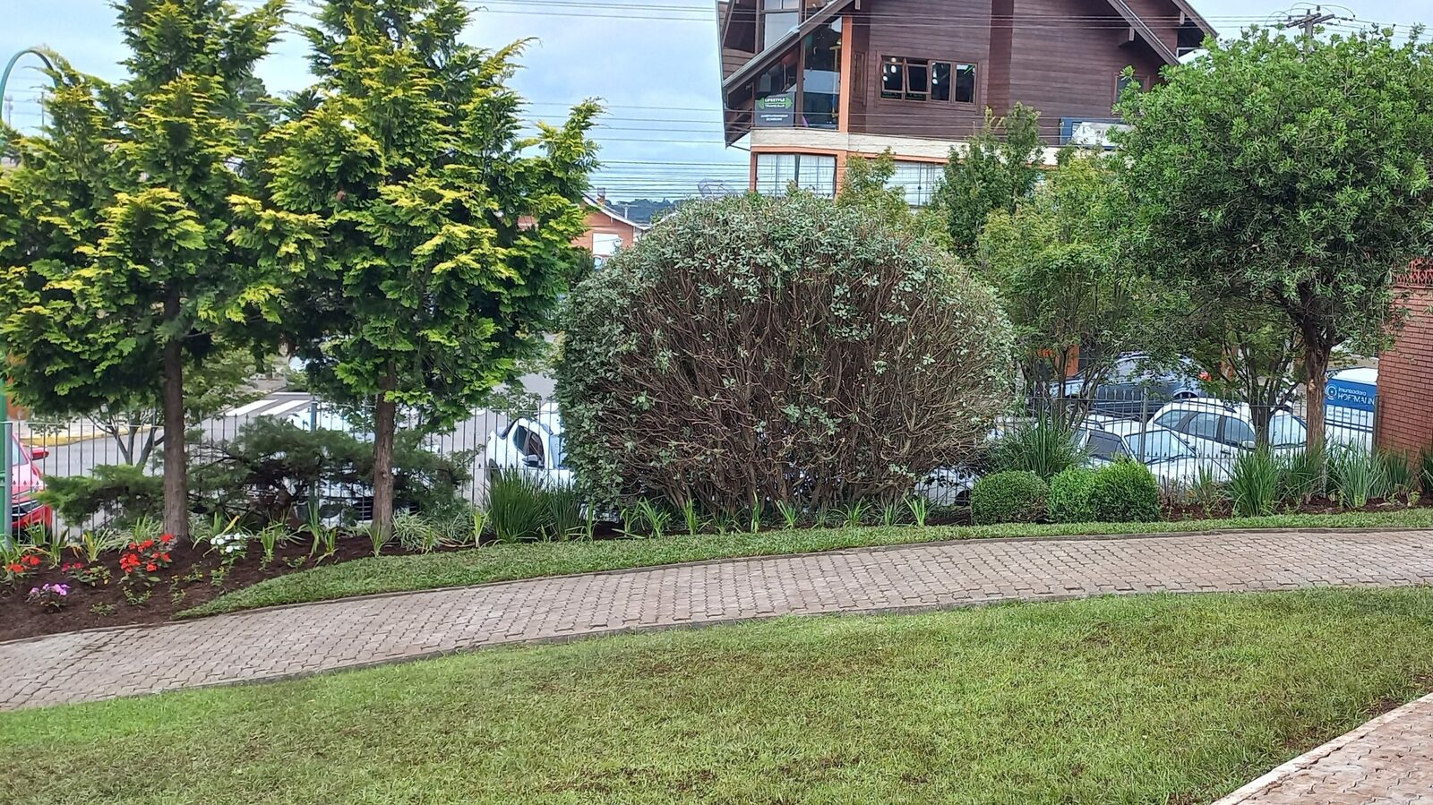 Depois — Jardim com canteiros e gramado