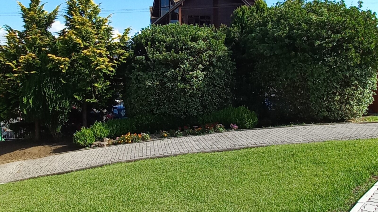 Antes — Jardim com canteiros e gramado